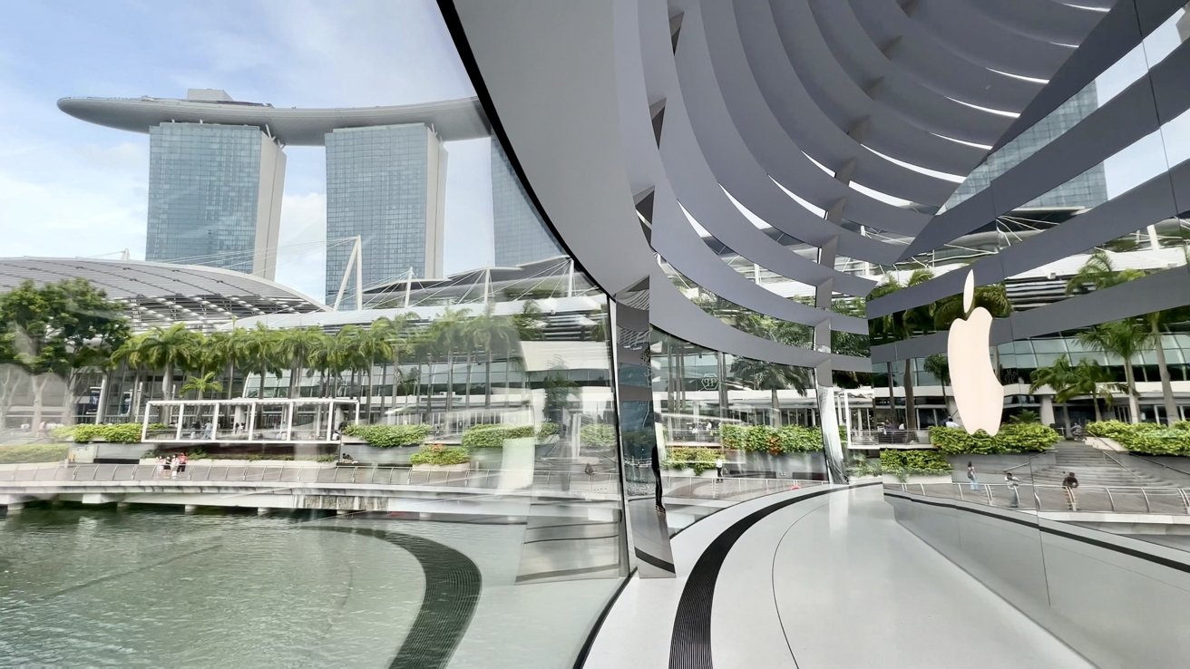 Из Apple Marina Bay Sands открывается прекрасный вид на набережную.