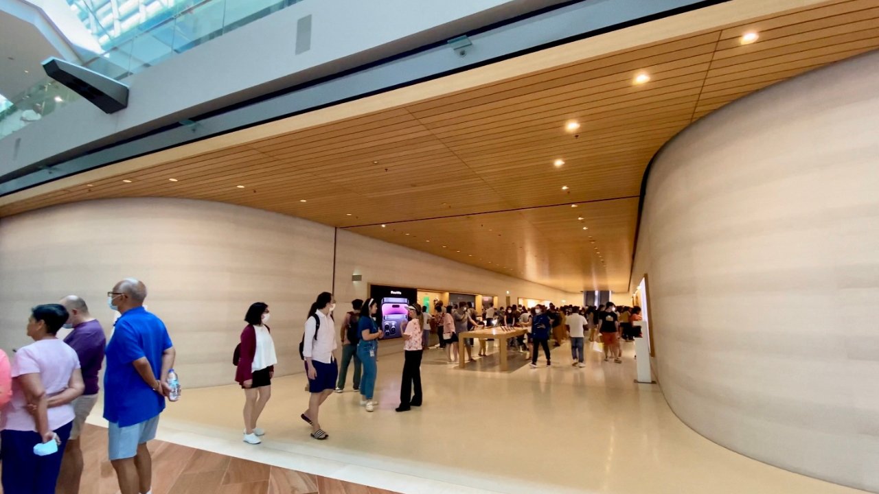 Вход в Apple Marina Bay Sands изнутри Shoppes в Marina Bay Sands