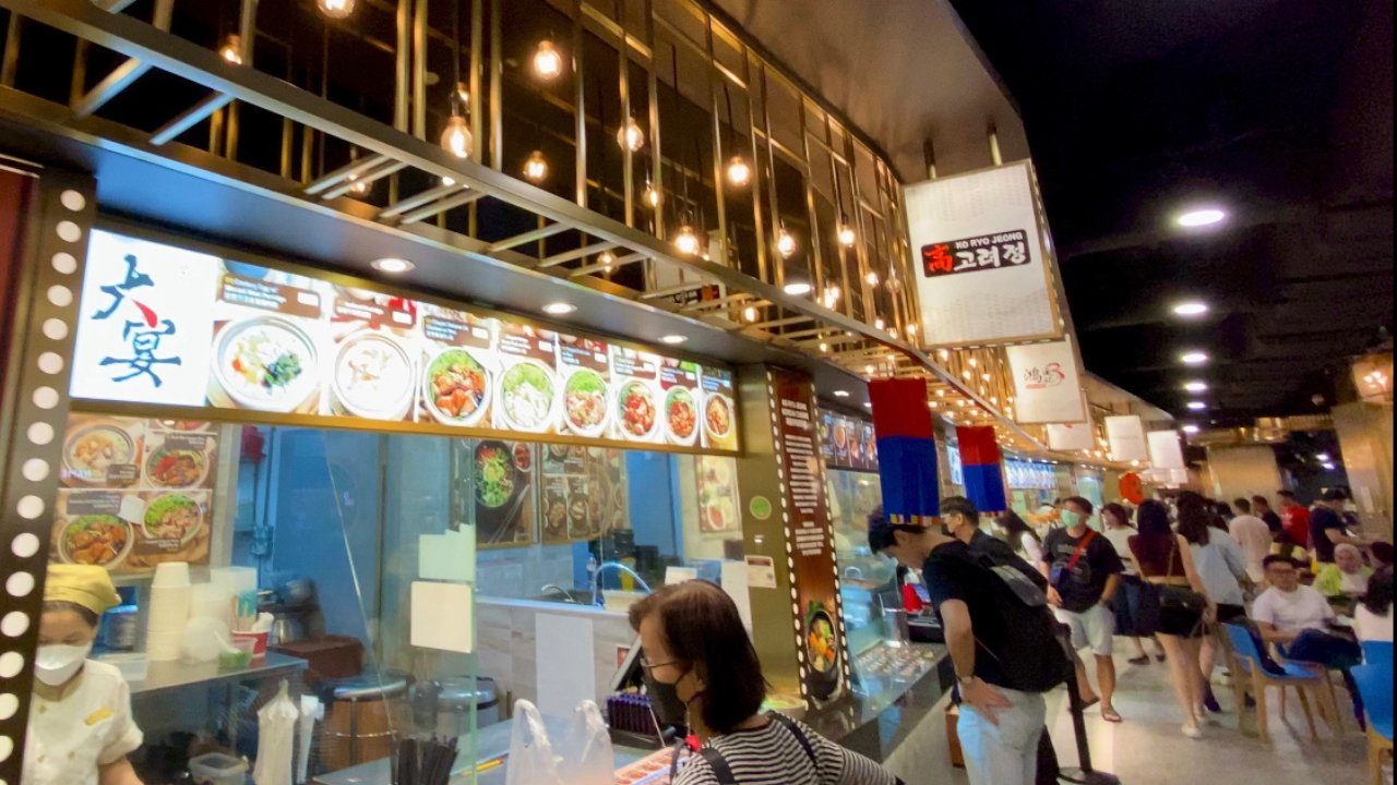 Using Apple Pay at a food court in Singapore