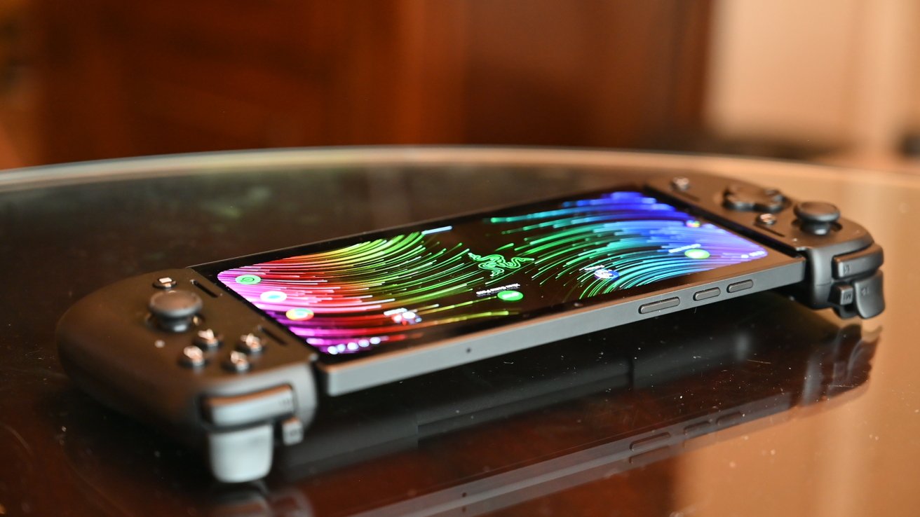 Razer Edge 5G gaming handheld — hands on at CES Sounds Nerdy