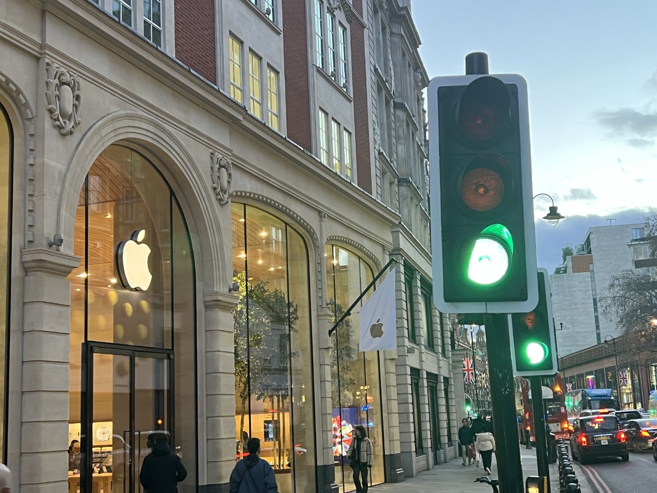 Apple Brompton Road is at a busy London junction