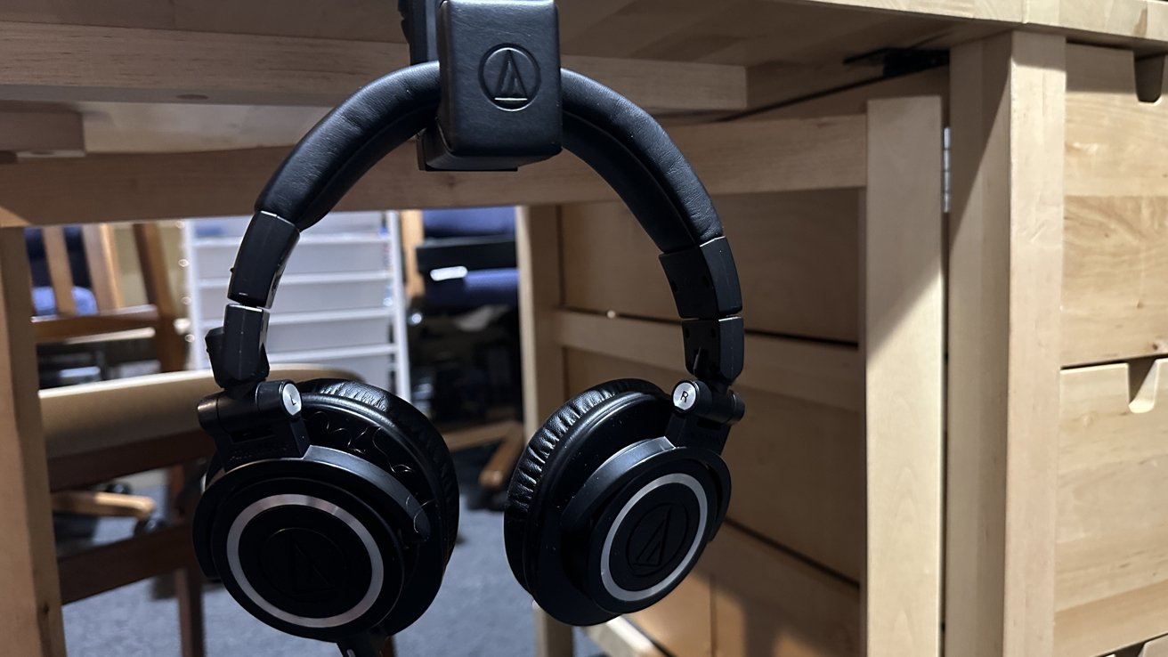 The M50x comes in metallic colors, giving it a clean look.
