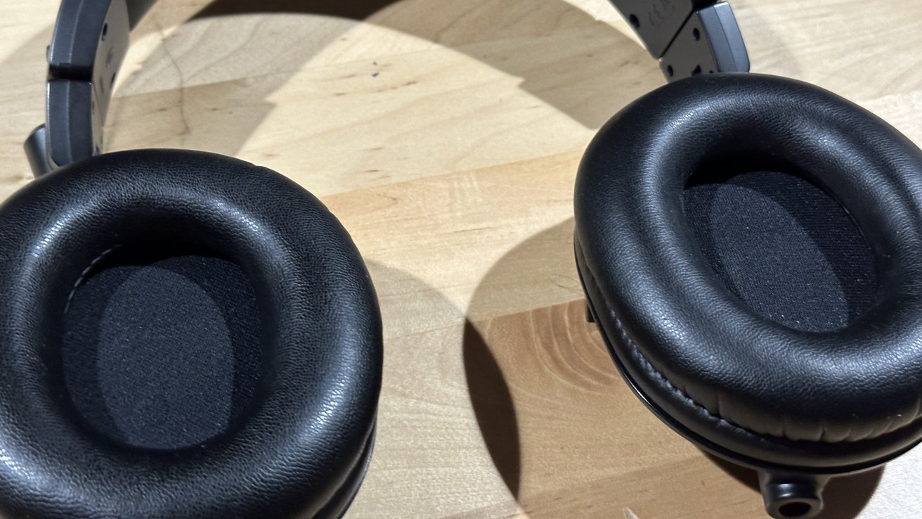 Minimal wear on the ear pads, even after a few years of use.