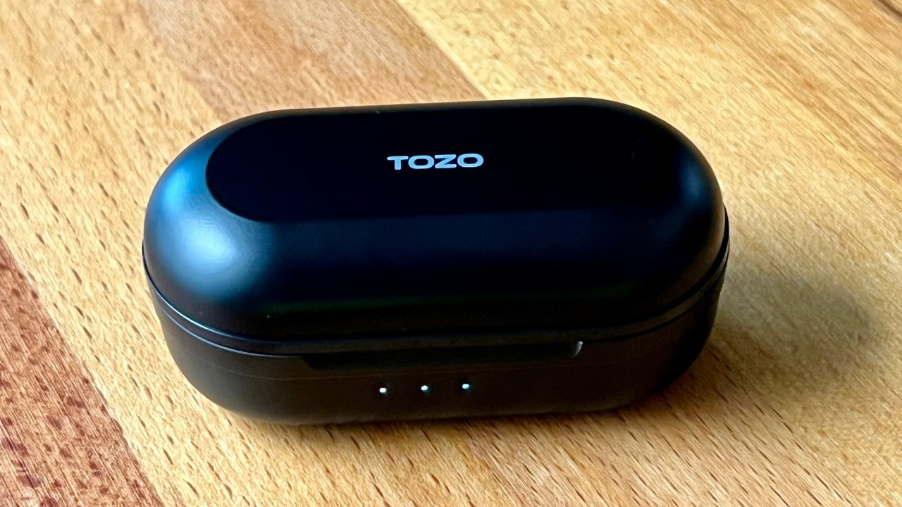 Tozo NC9 поставляется с чехлом для беспроводной зарядки.