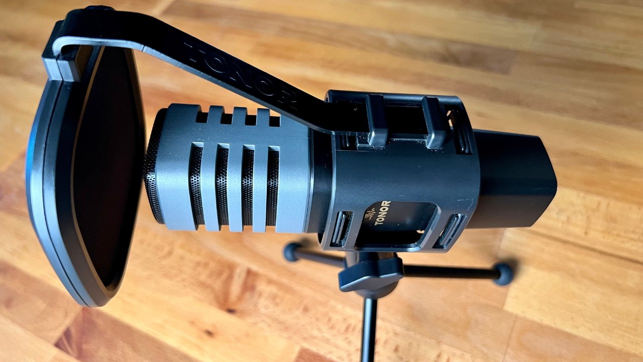 The Tonor TC30 comes with a pop filter