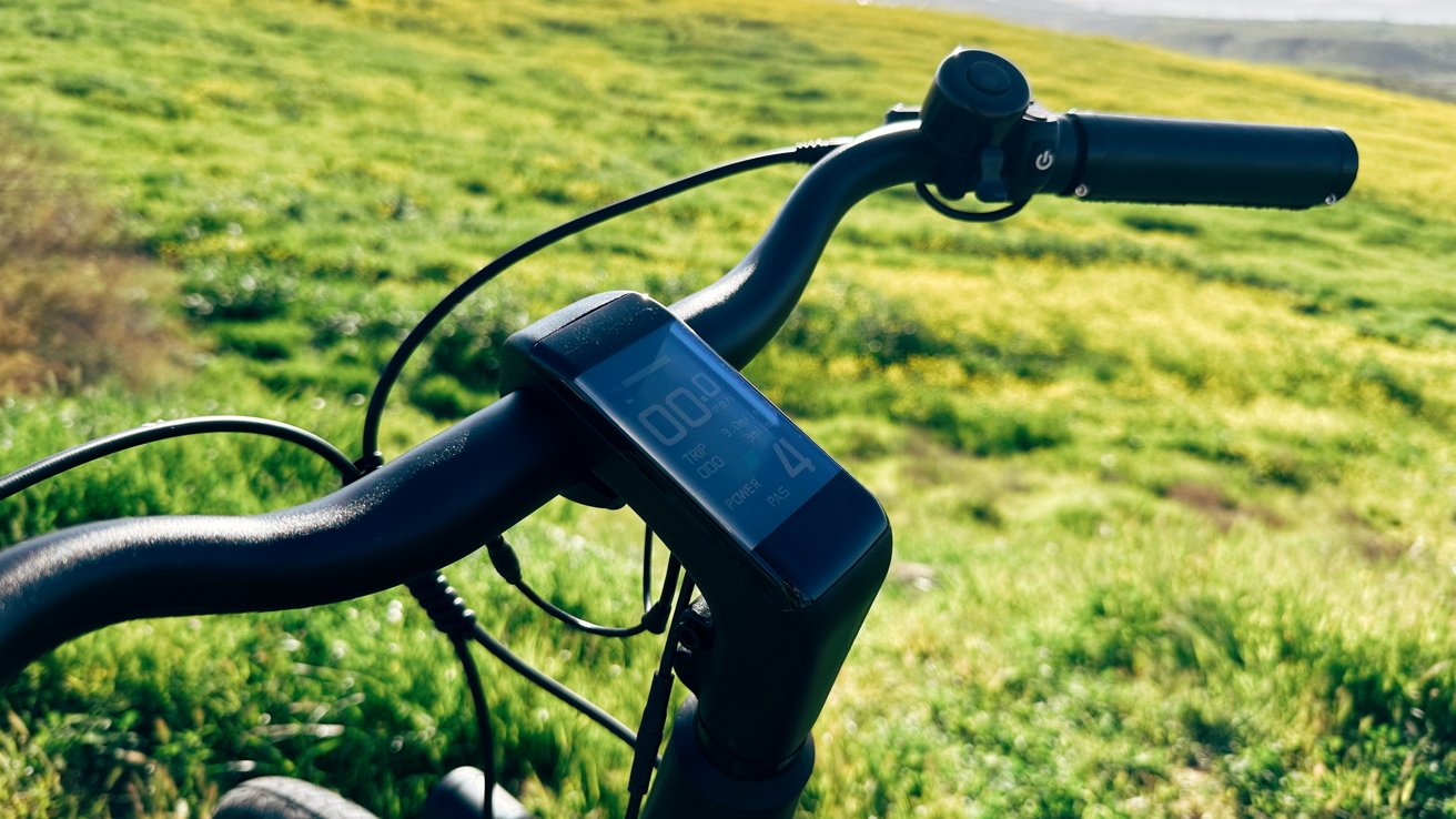 The display shows speed and distance while riding