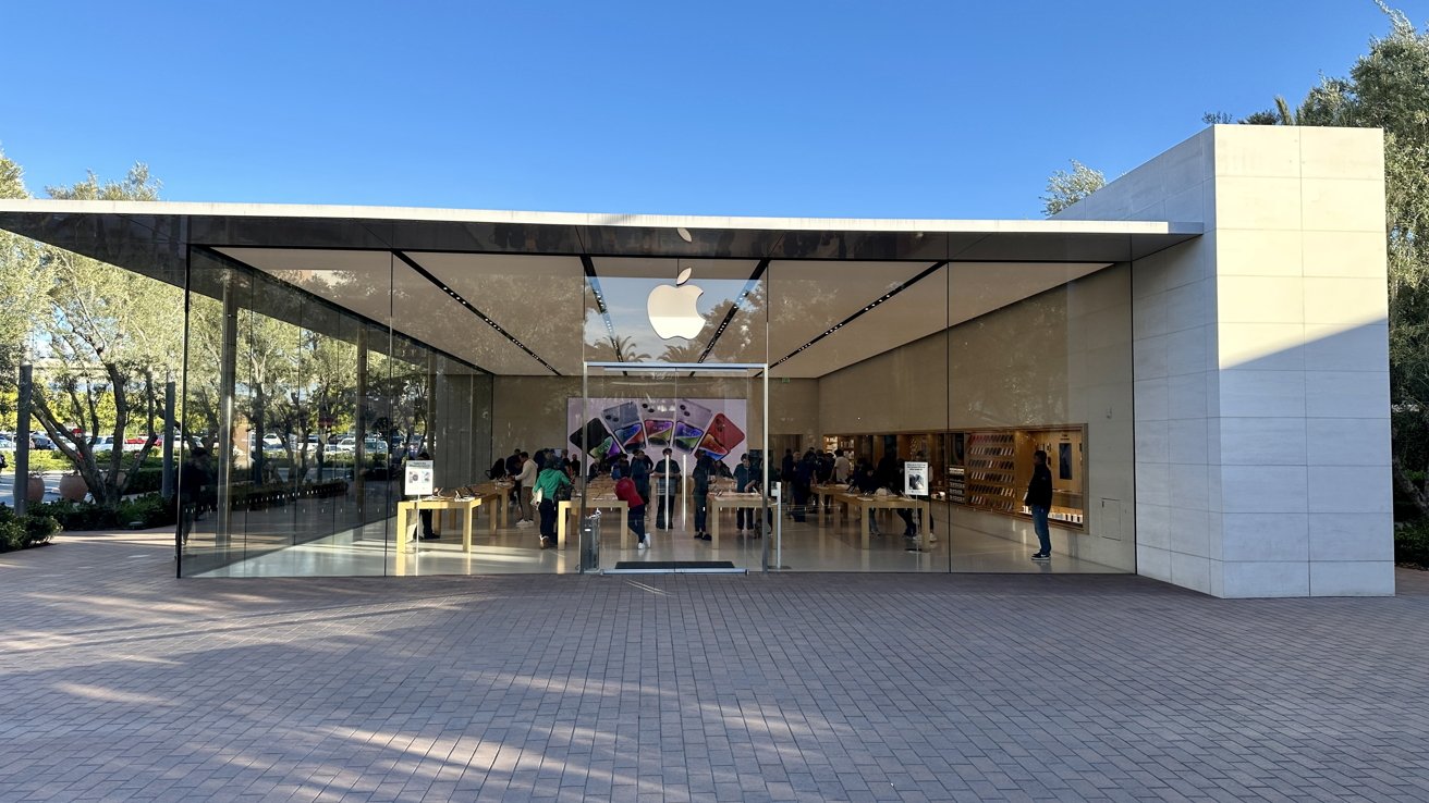 Apple Irvine Spectrum is light and bright, featuring ceiling-to-floor glass windows
