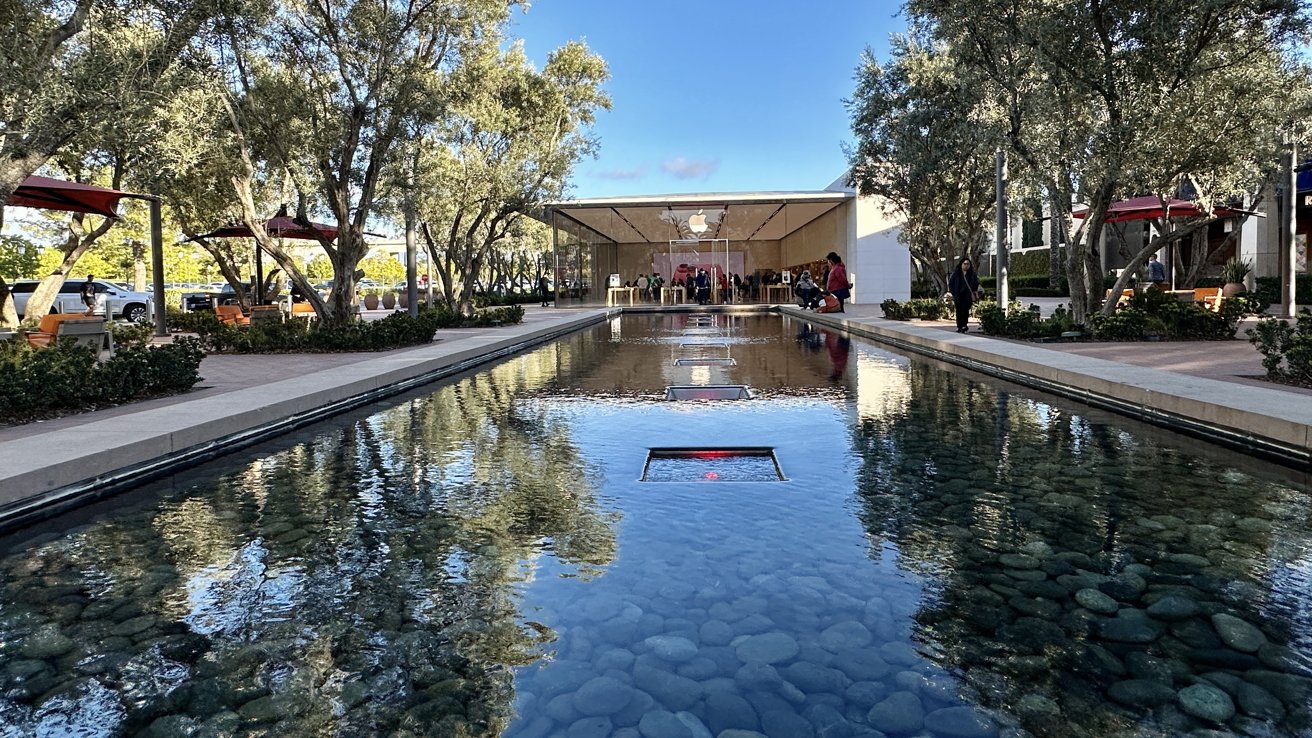 Shopping Mall in Silicon Valley During Pandemic