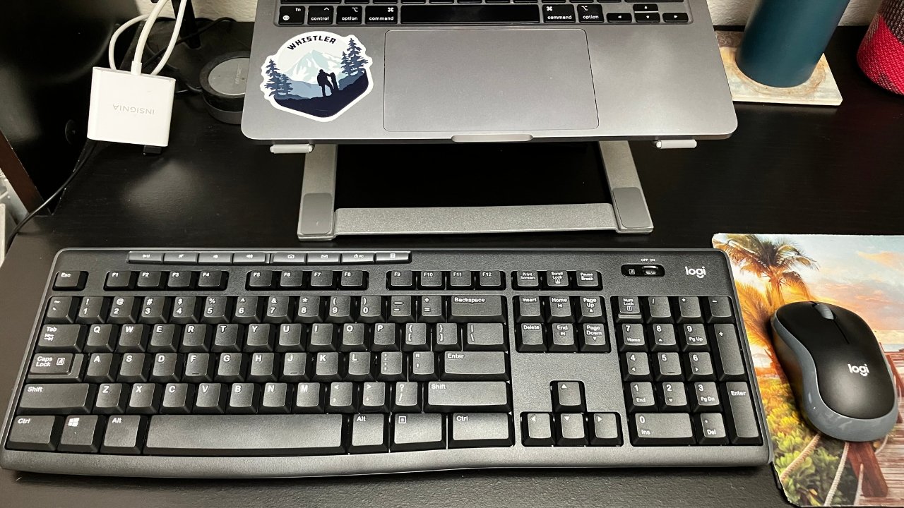 Комбинация Logitech легко подключается к MacBook Pro. 