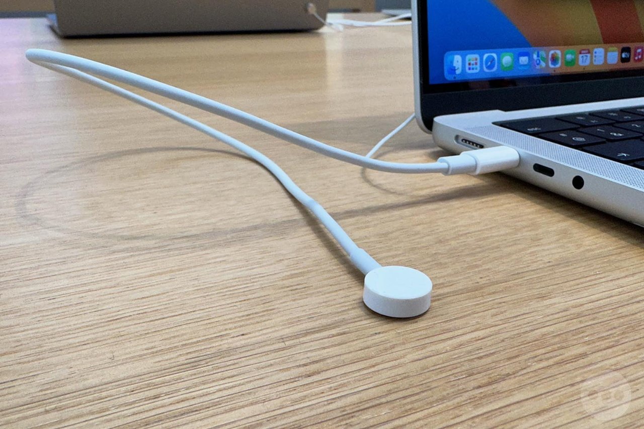 MacBook Pro connected to one of the new charging plates on the table (source: Consomac)