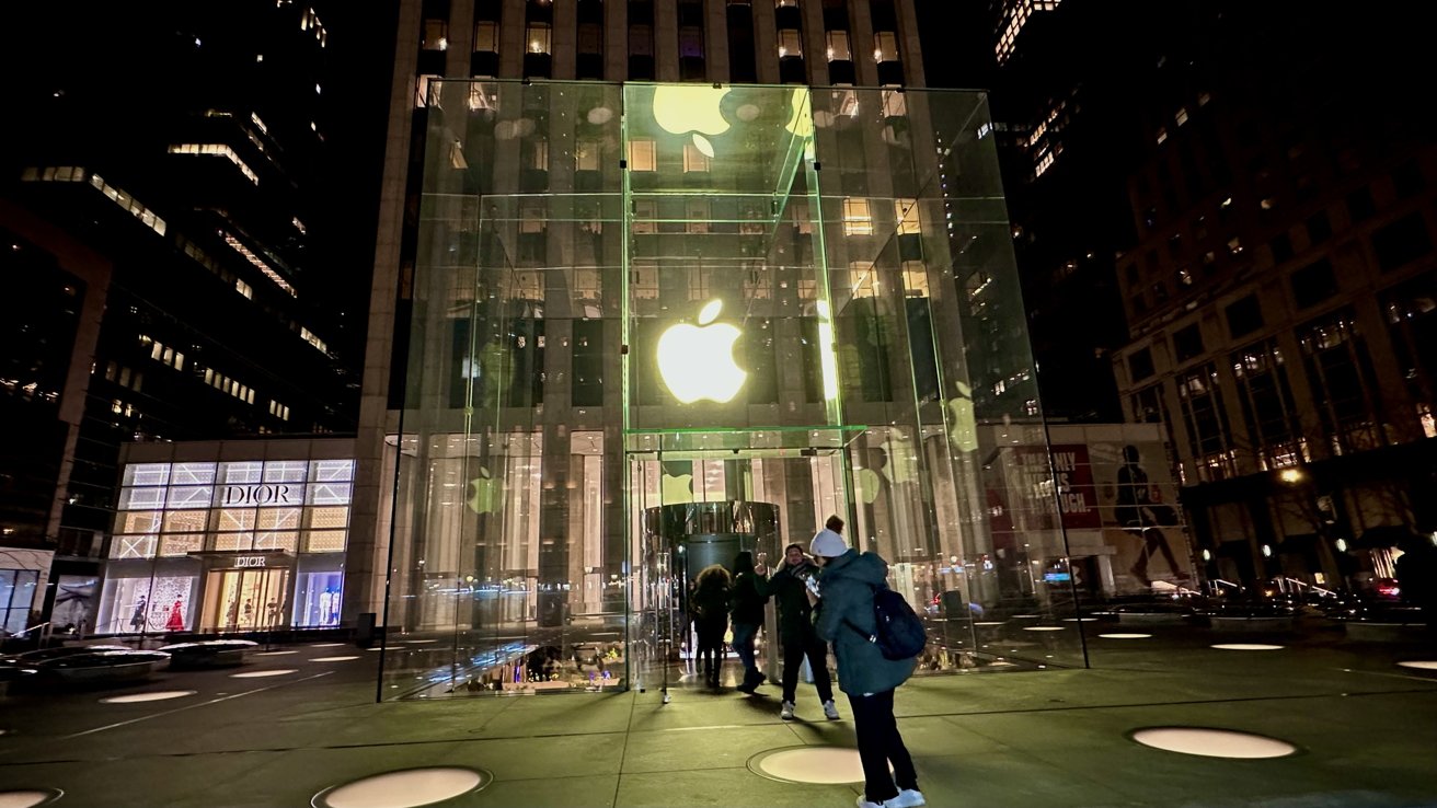 Exterior of Apple Fifth Avenue