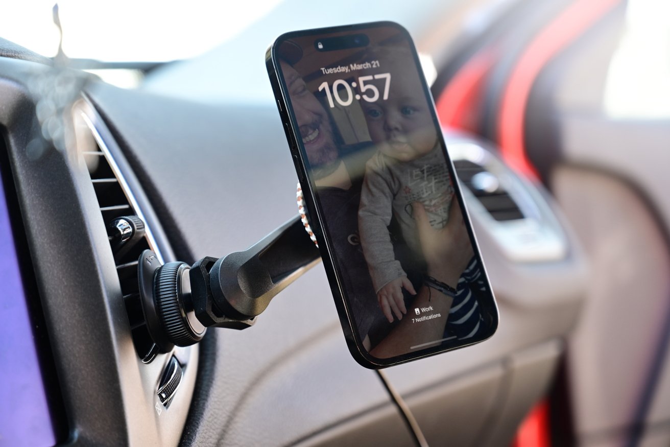 VogDUO ensures the driver can easily see their MagSafe-compatible device while driving. 