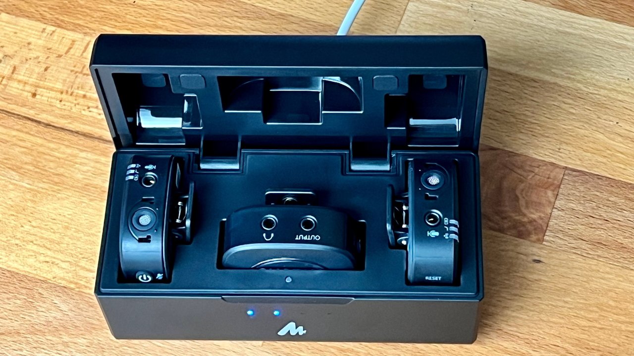 Charging the Maono WM821 receiver and transmitters in its charging case