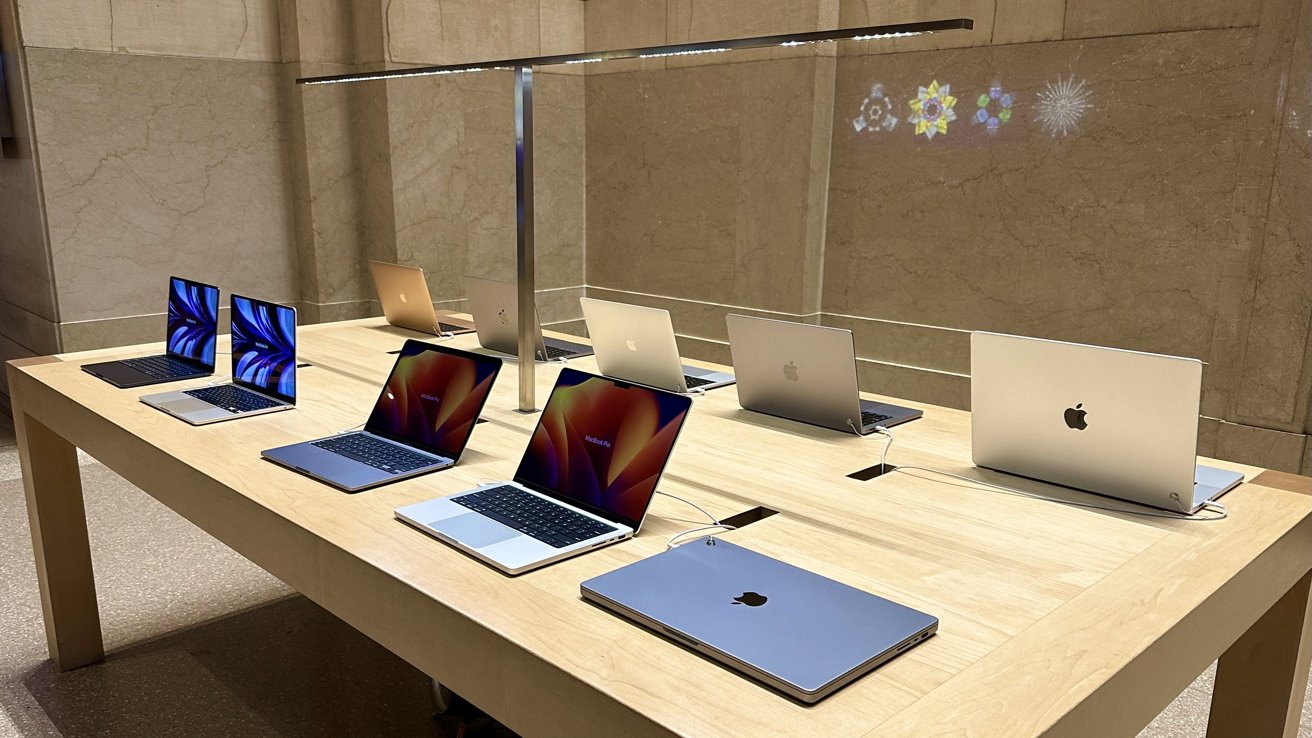 MacBook display table