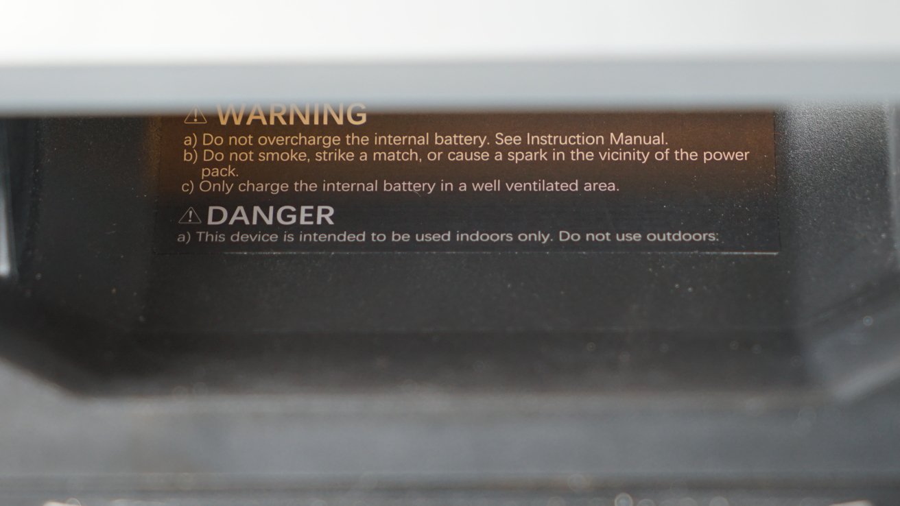 Странное предупреждение против использования вне помещений на этой портативной электростанции.