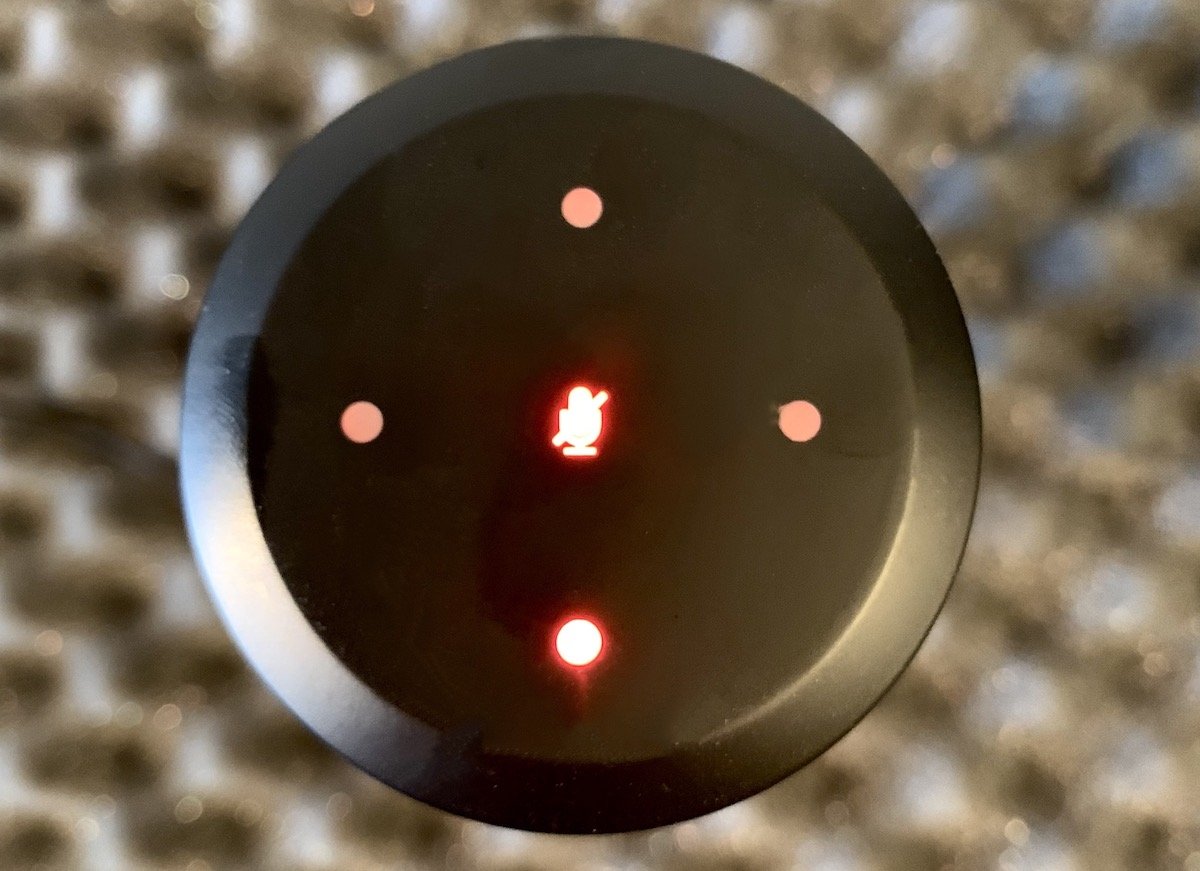 Кнопки с подсветкой сверху показывают, какая диаграмма направленности активна, а также кнопка отключения звука.
