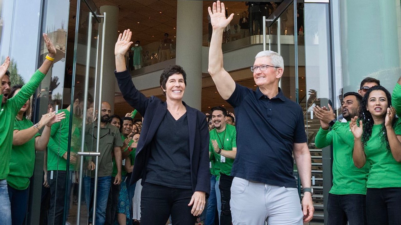 Dierdre O'Brien and Tim Cook at Apple BKC (Source: Apple)