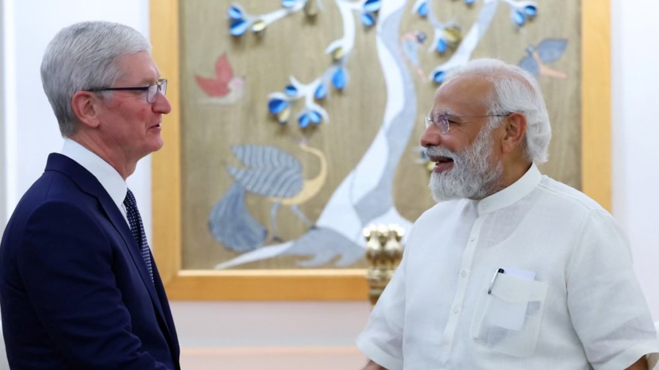 Tim Cook (left) meets Prime Minister Narendra Modi (source: Apple)