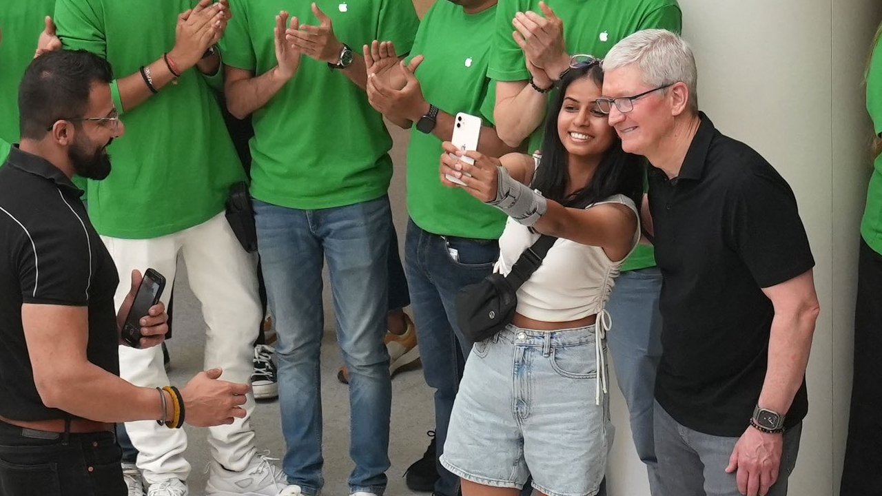 Tim Cook (far right) at the opening of Apple Saket (source: Apple)