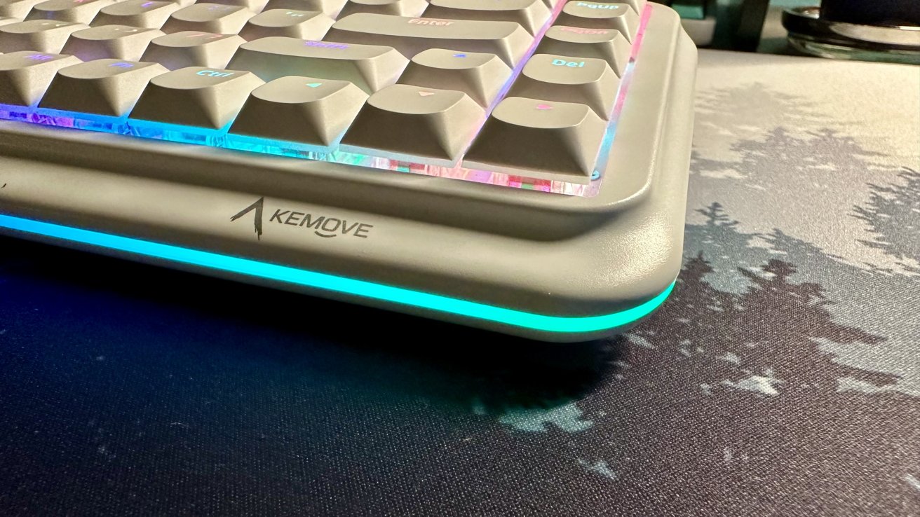 Base lights of the Kemove K68 Keyboard