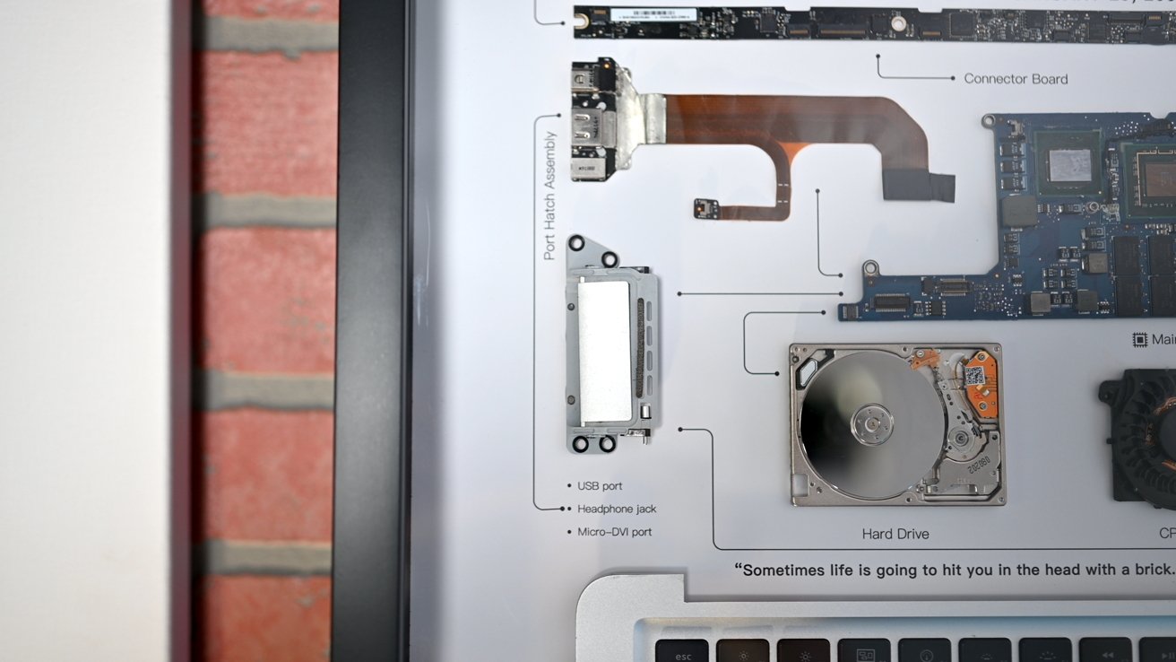 Взгляд крупным планом на внутренности MacBook Air