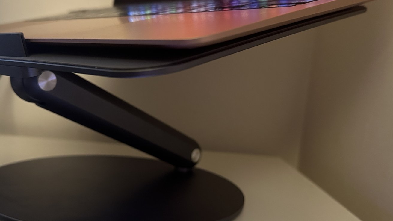 Rotating laptop store table