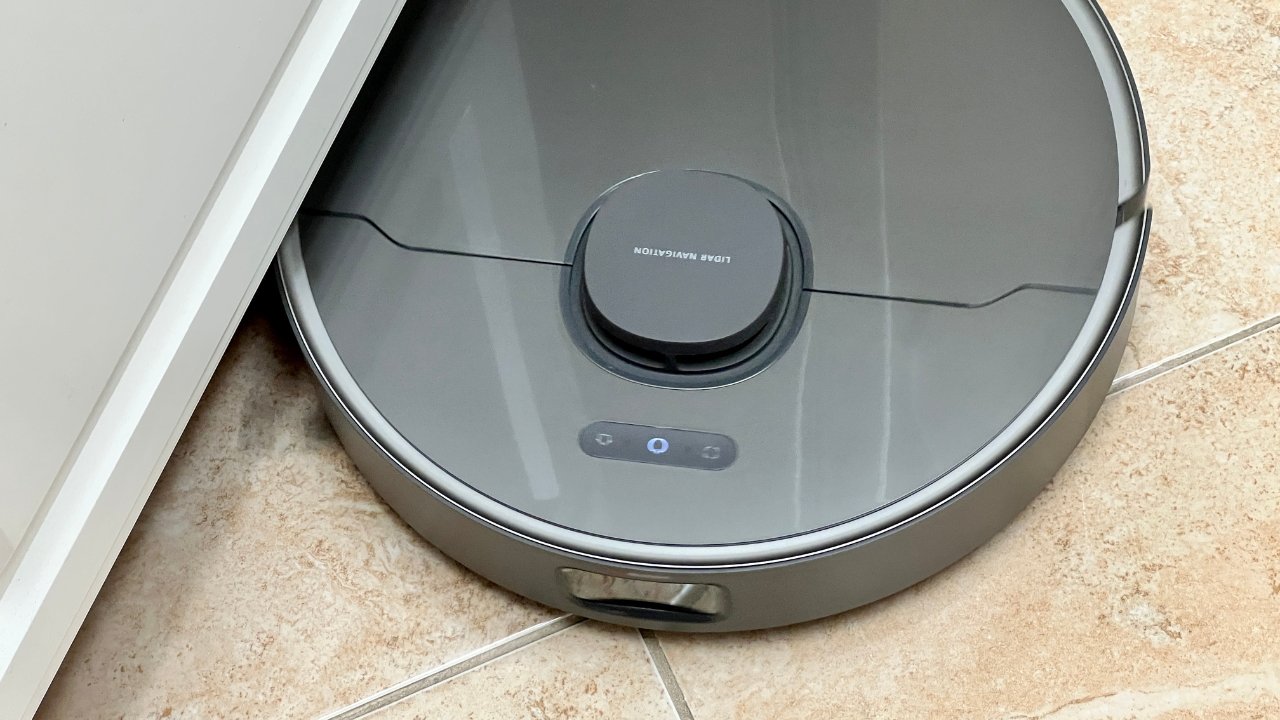如果 DreameBot D10s Plus 可以放在家具或櫥櫃下面進行清潔，它將