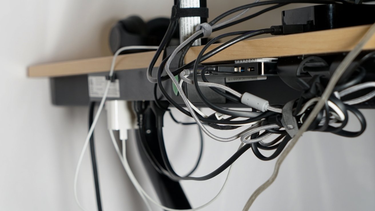 Cable management is a full-manual process with Lillipad