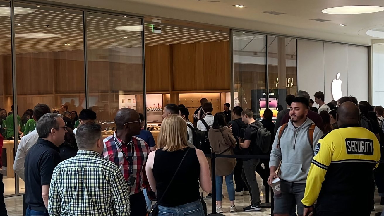 Managed chaos at the Apple Tysons Corner opening