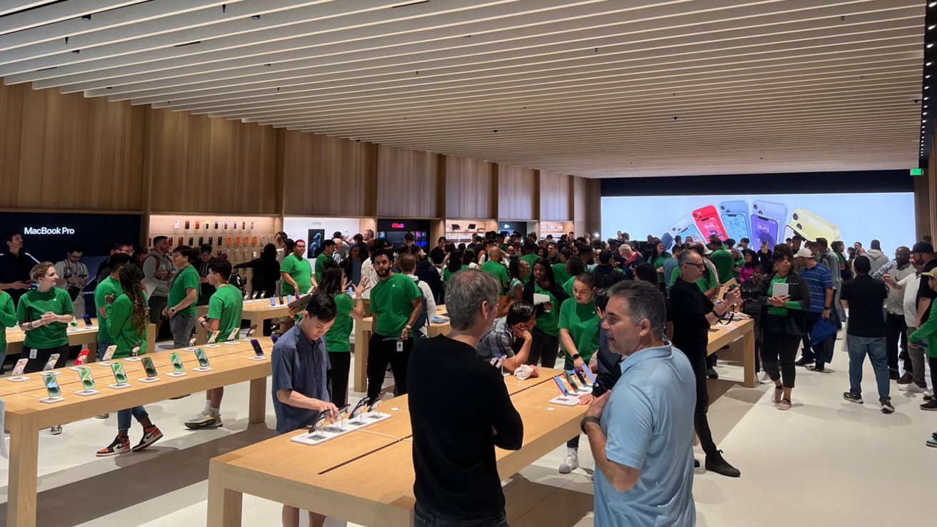 Apple Store Tysons Corner fills up for the opening