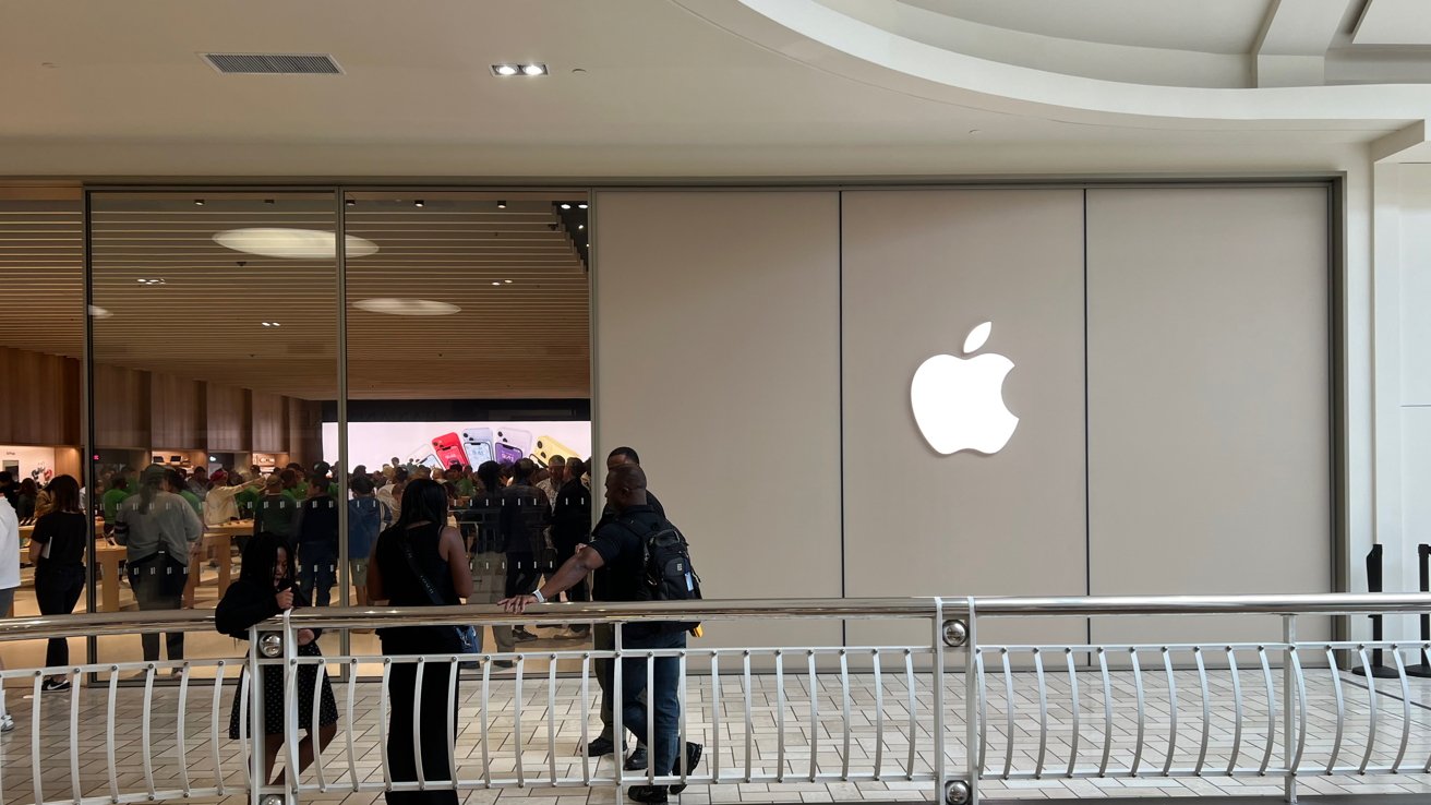 The bright Apple logo at the entrance to Apple Tysons Corner