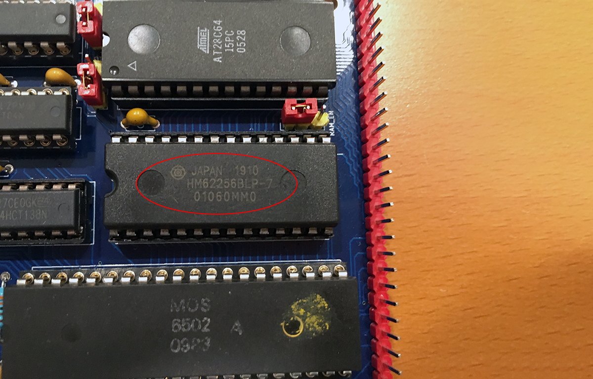 Hitachi HM62256BLP-7 SRAM chip.