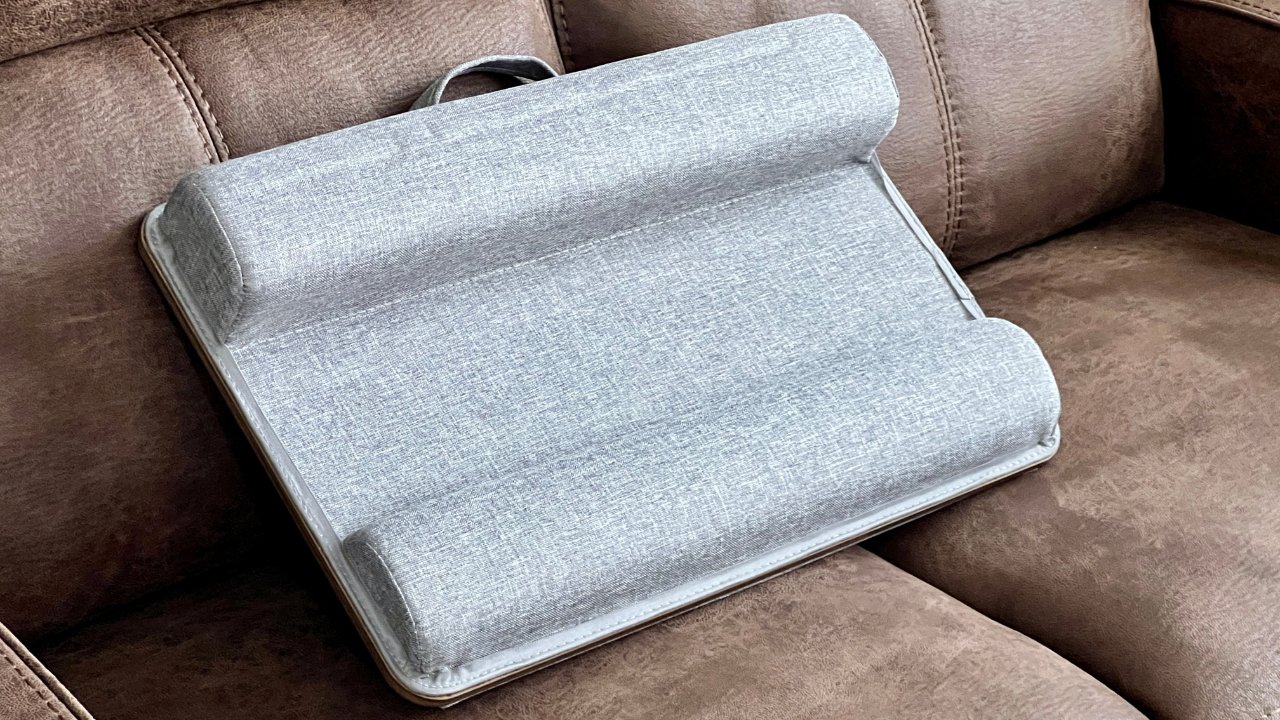 There are two comfortable cushions underneath the Huanuo lap desk