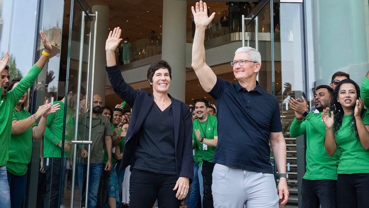 Deirdre O'Brien and Tim Cook at Apple BKC