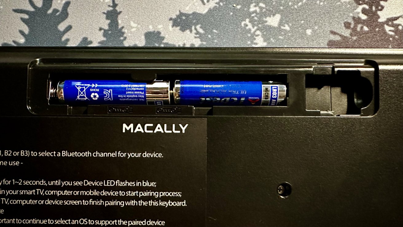 Macally Wireless Keyboard batteries and USB compartment