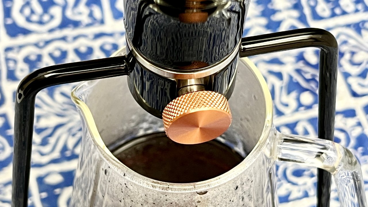 A small valve lets you control the drip speed of your coffee 
