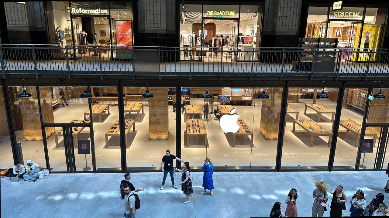 Before the opening -- looking down on Apple Battersea from the surrounding balcony (Source: Craig Jobbins)