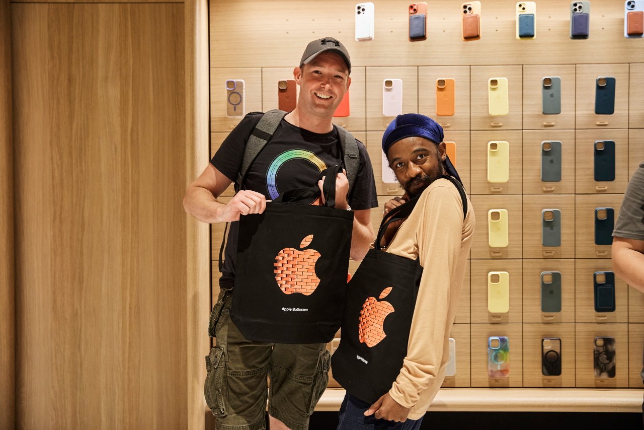 First day customers also got Apple Battersea labelled bags (Source: Apple)