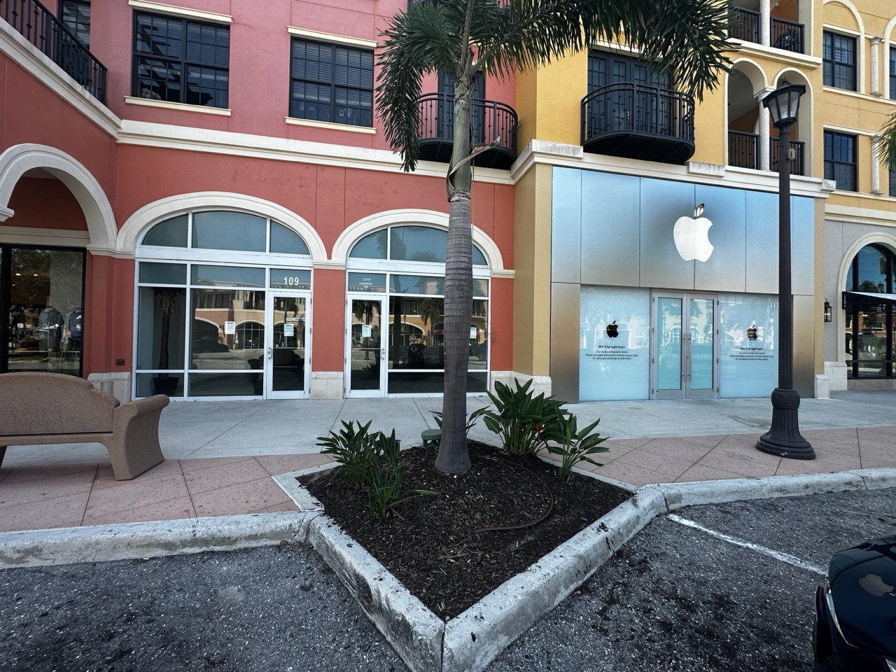 Coconut Point Apple Store and a neighboring empty storefront [Jacob Eberhart]