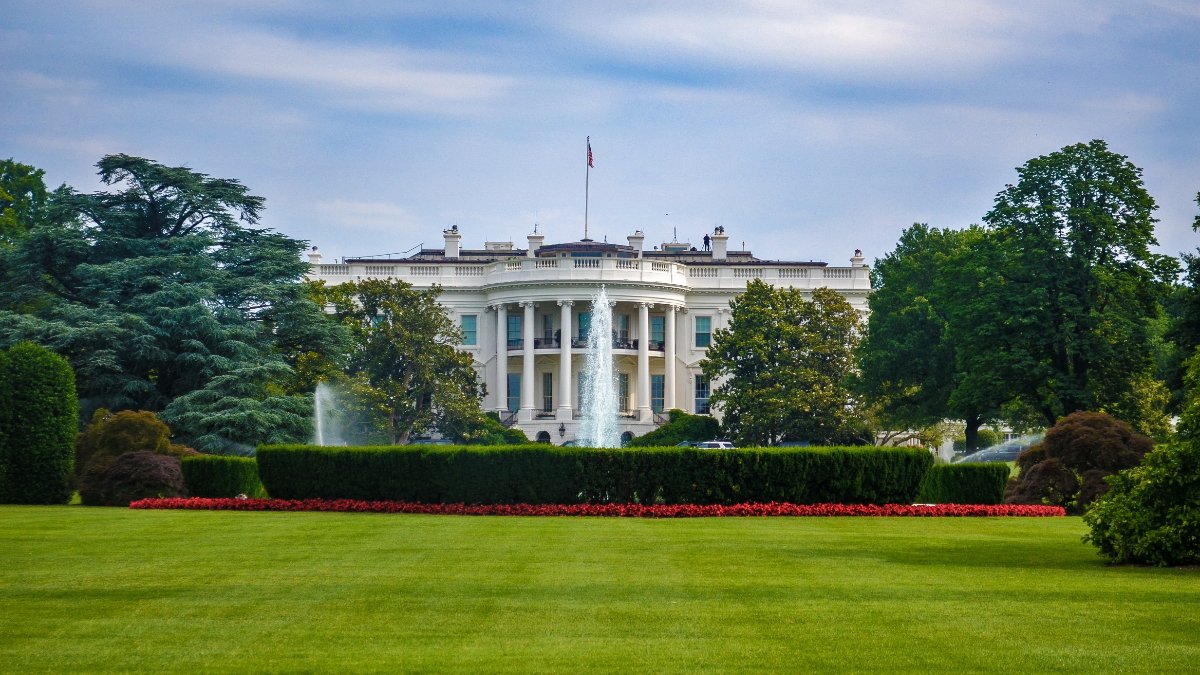The White House meets with AI companies