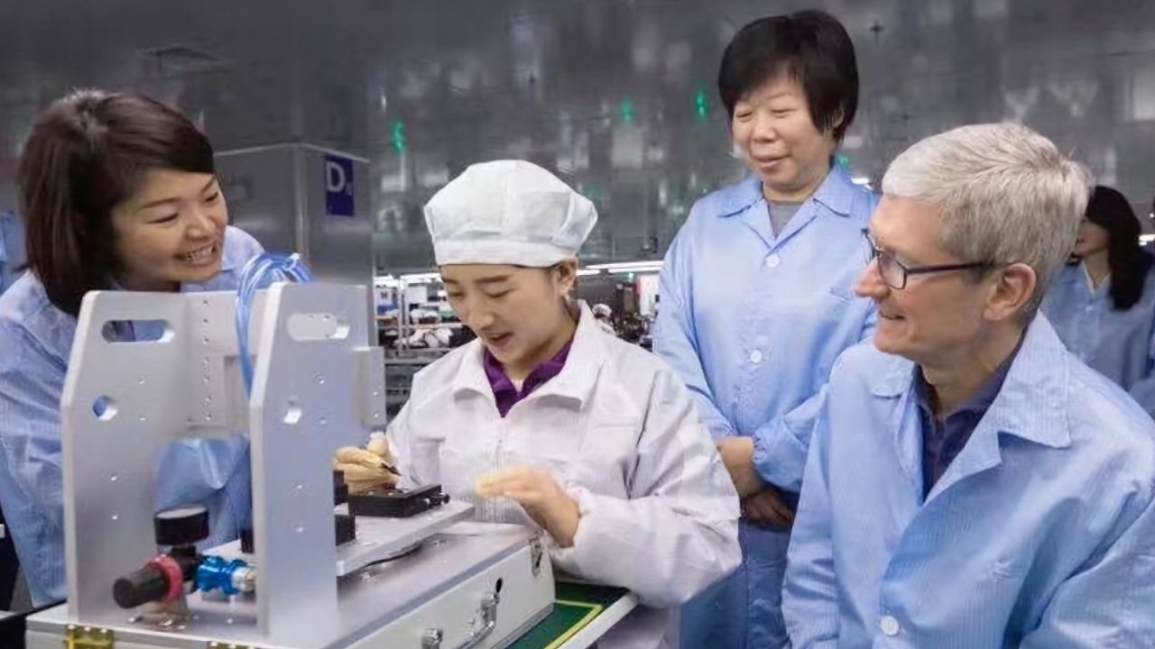 Tim Cook (far right) visiting a Luxshare factory