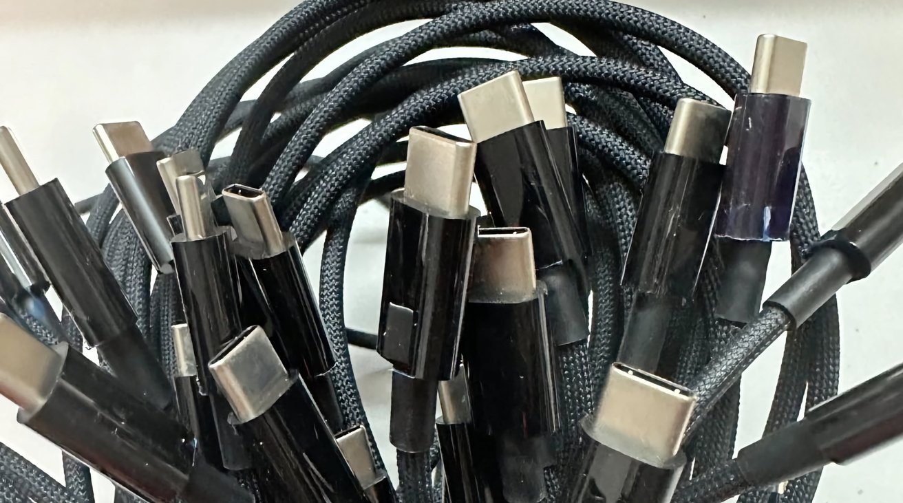 USB-C cables rumored to come with the iPhone 15 [X/@KosutamiSan]