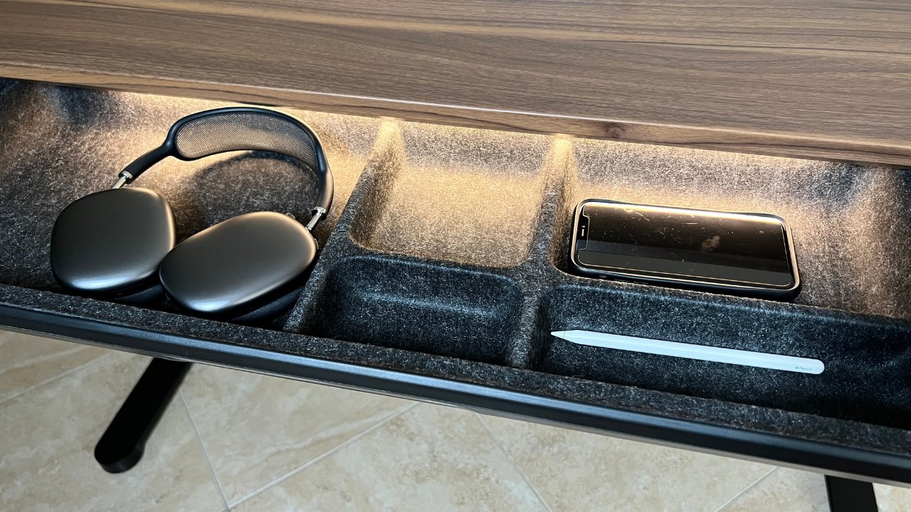 The desk drawer has removable built-in compartments 