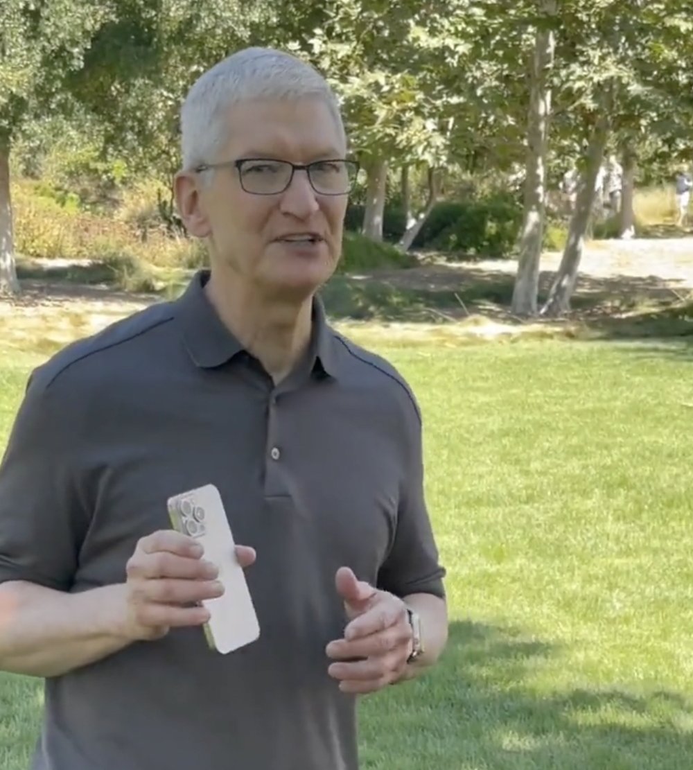 Tim Cook shows off his own iPhone 15 Pro Max