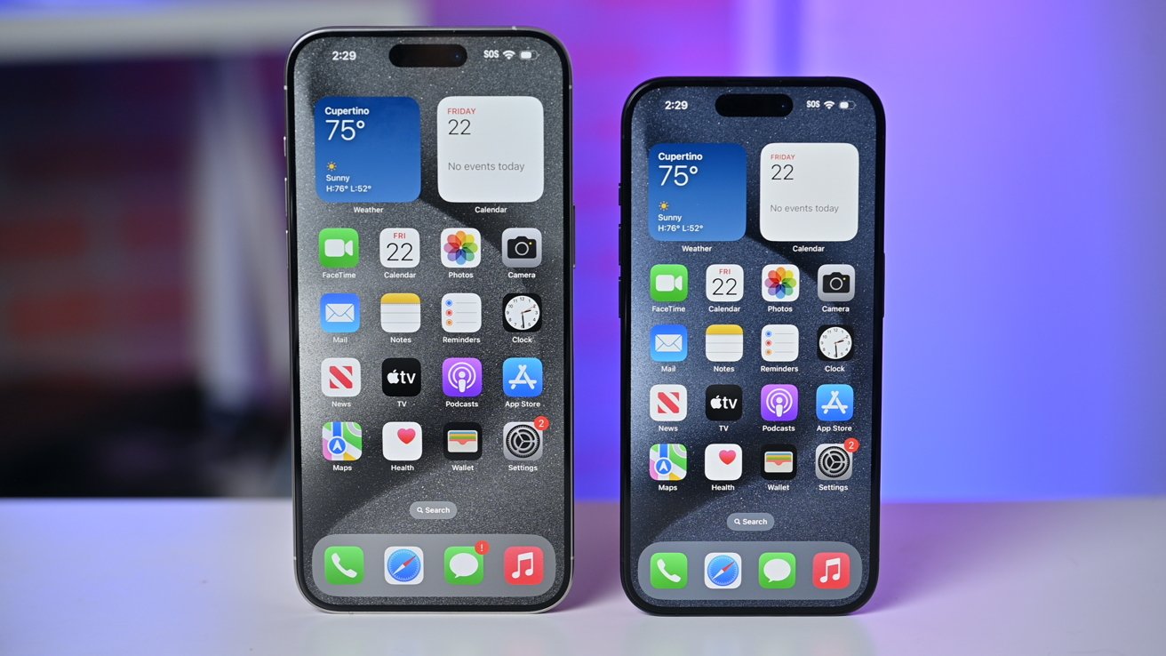 iPhone 15 Pro Max (left) and iPhone 15 Pro (right)