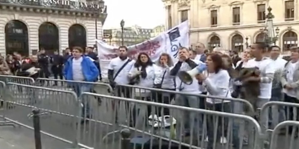 French staff protest at iPhone 5 launch in 2012 (Source: IBTIMES TV via DailyMotion)