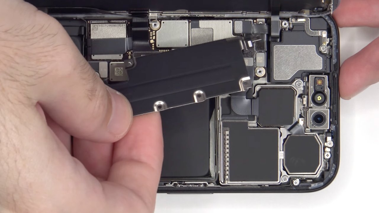 Tearing down the iPhone 15 Pro (Source: PBKreviews)