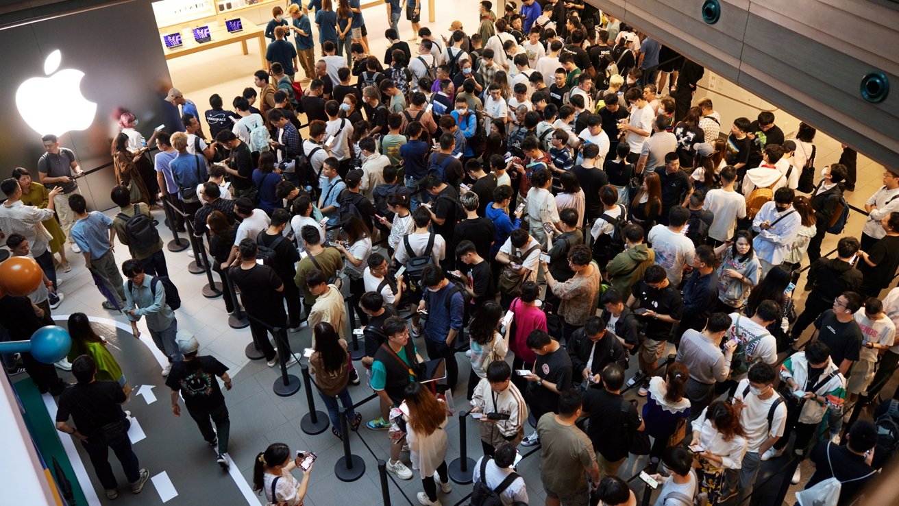 Queues inside Apple Nanjing East, Shanghai