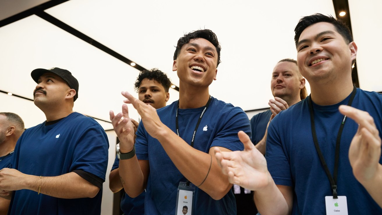 Apple Sydney staff welcoming customers with applause