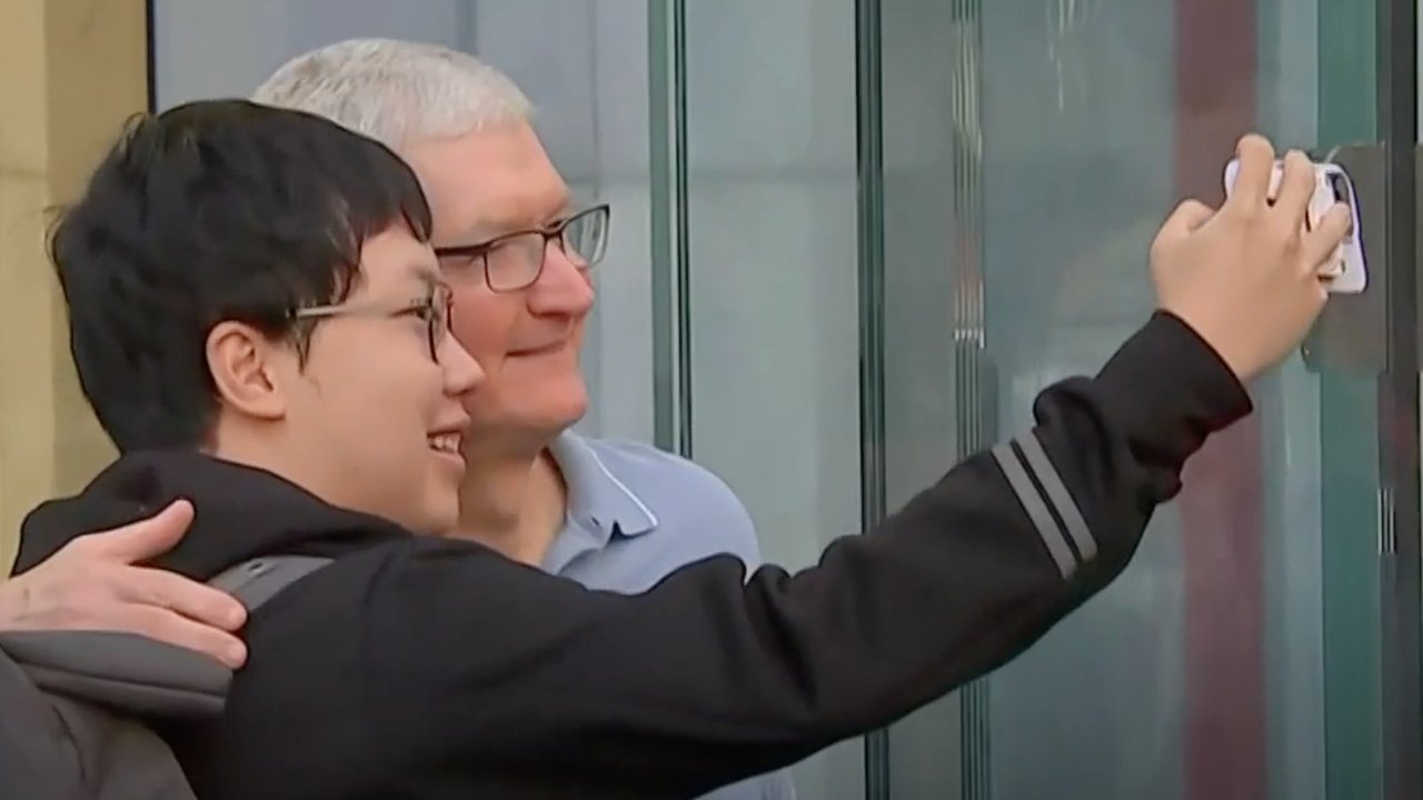 Tim Cook returns to NYC for the iPhone 15 launch crowds
